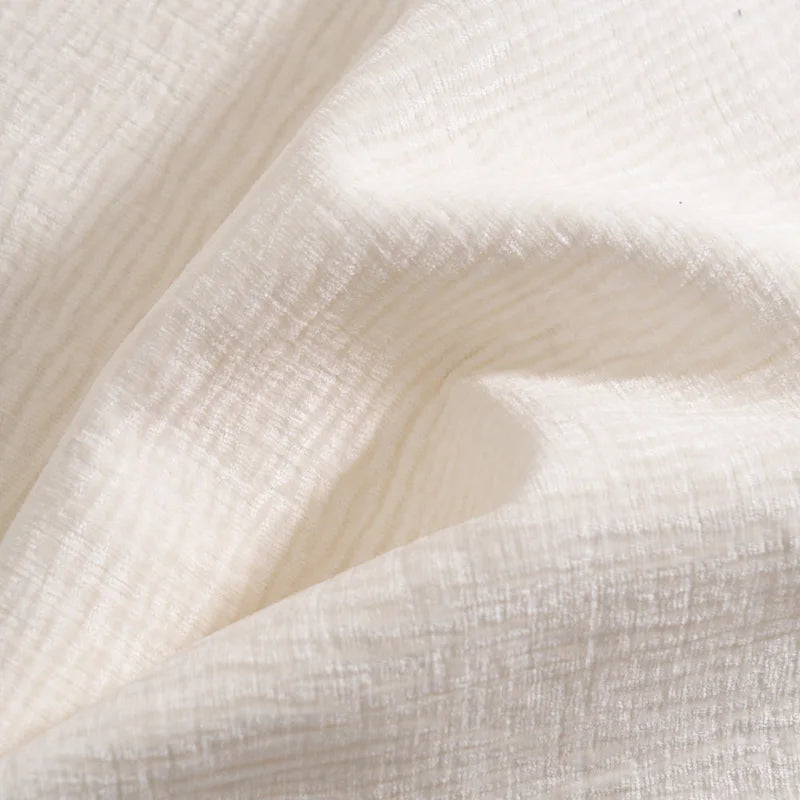 Canapé d'angle quatre places en polyester au design incurvé et surpiqûres larges.